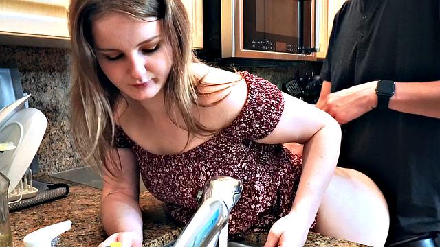 на карантине, а её жопка на самоизоляцию не уходит