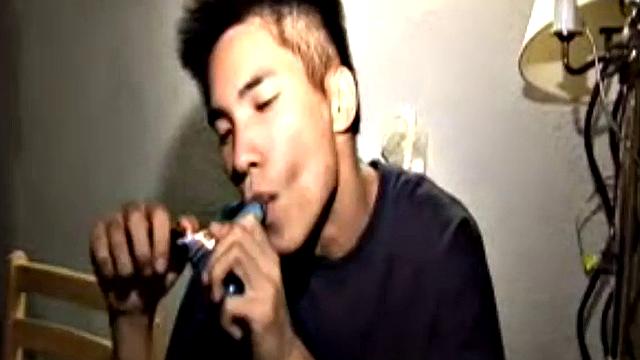 вечеринка разносится-две телки лижут друг дружку, а парень долбит