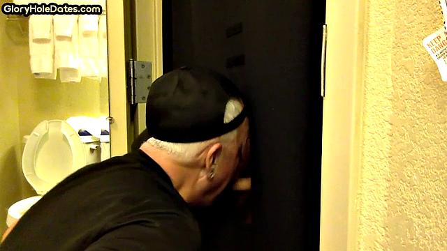 Домашний папаша решил проверить глори-холл и залип