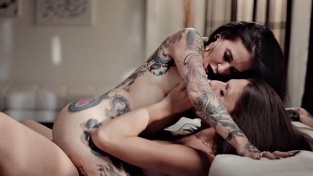 Trans beauty loves fucking female in wet pussy hole