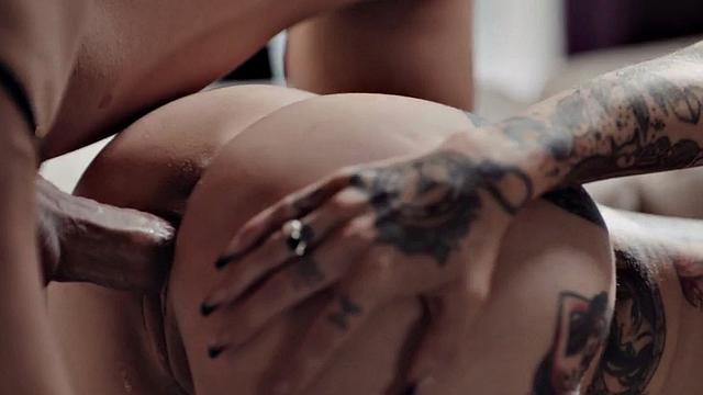 Trans beauty loves fucking female in wet pussy hole