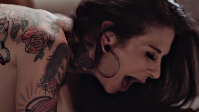 Trans beauty loves fucking female in wet pussy hole