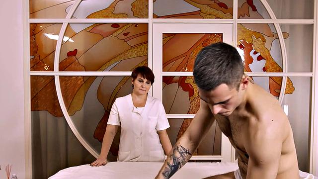 MATURE4K. Alluring manual therapist with hair makes carnal show for man