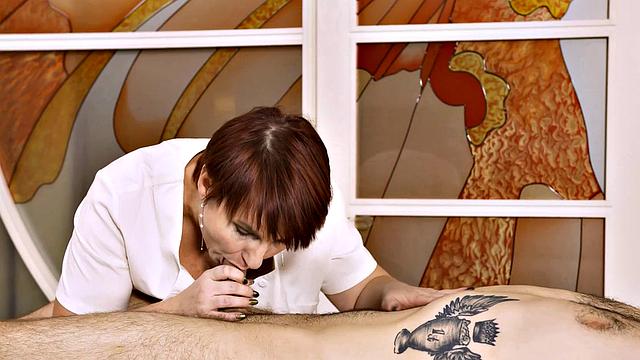 рыжая массажистка milf шутит и ведёт к весёлому финалу