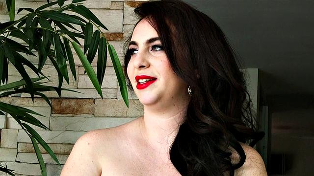 Милли Маркс притворяется скромной, но её сиськи давно всё сказали