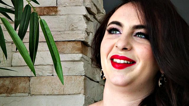 Милли Маркс притворяется скромной, но её сиськи давно всё сказали