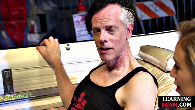 Взрослая лохматая стерва седлает мужчину и не забывает про игрушки - анальный экспромт с юмором.