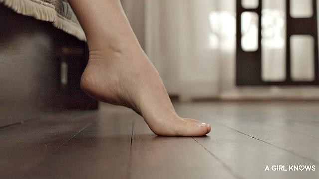 Ева Свит и Мэри Рок доводят друг друга до оргазма страстными ласками пальцами и языком в гостиной