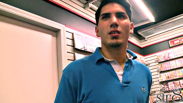 жаркий минет и мощный фэйшал для натурала в глори-холе