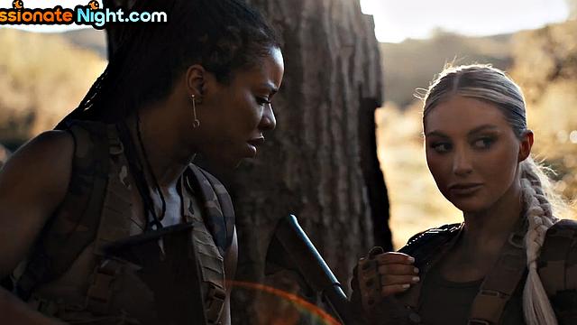 Солдаты и подруга с сиськами: секс после битвы, пока пушки молчат