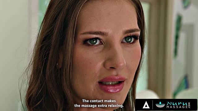 Jewel Diamant угощает соседа горячим nuru массажем и кончает ему в рот маслом по телу.