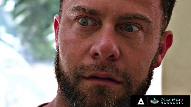 Jewel Diamant угощает соседа горячим nuru массажем и кончает ему в рот маслом по телу.