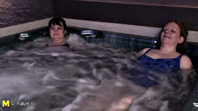 милфа парится в сауне, но пот течёт не только от жара