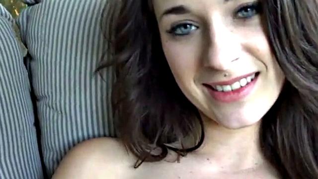 Бритни Блу тестирует дилдо, как будто это экзамен для секс-игрушек