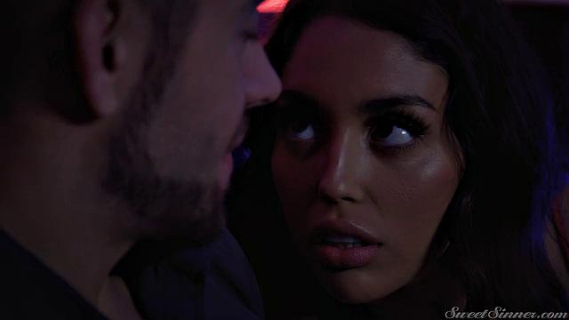 Ванесса Скай даёт жару другу парня в душе и не только, а его шорты пусть сохнут дальше!