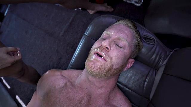 любопытный натурал смотрит, как качок кончает в фургоне