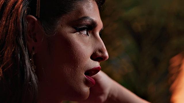 TRANSFIXED - Trans Lesbian Zariah Aura RAW DOGGY Fucks Photographer Tommy King