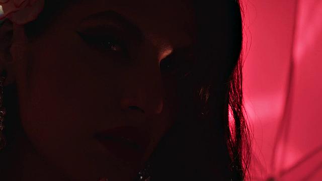 TRANSFIXED - Trans Lesbian Zariah Aura RAW DOGGY Fucks Photographer Tommy King