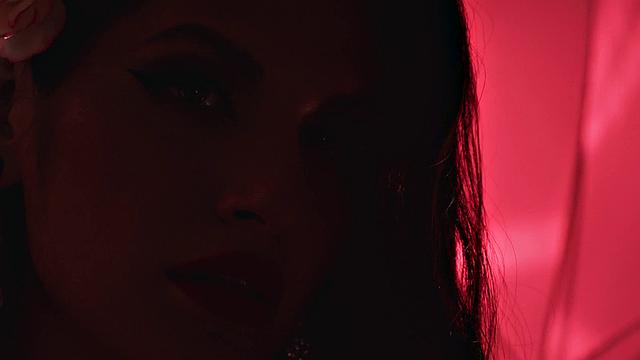 TRANSFIXED - Trans Lesbian Zariah Aura RAW DOGGY Fucks Photographer Tommy King