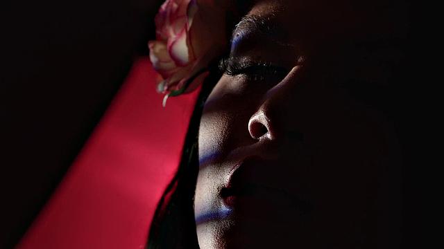 TRANSFIXED - Trans Lesbian Zariah Aura RAW DOGGY Fucks Photographer Tommy King