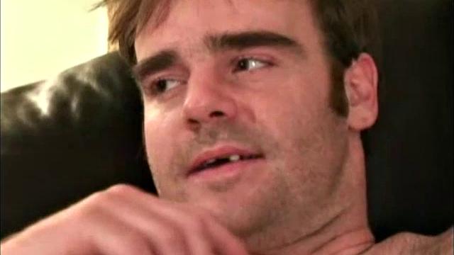 брутальный рекс дрочит толстый член и обильно кончает