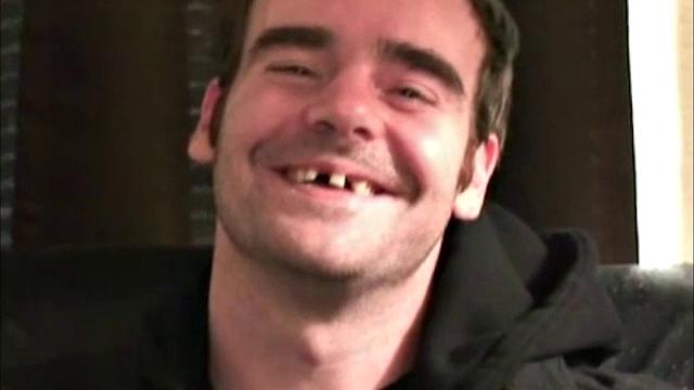 брутальный рекс дрочит толстый член и обильно кончает