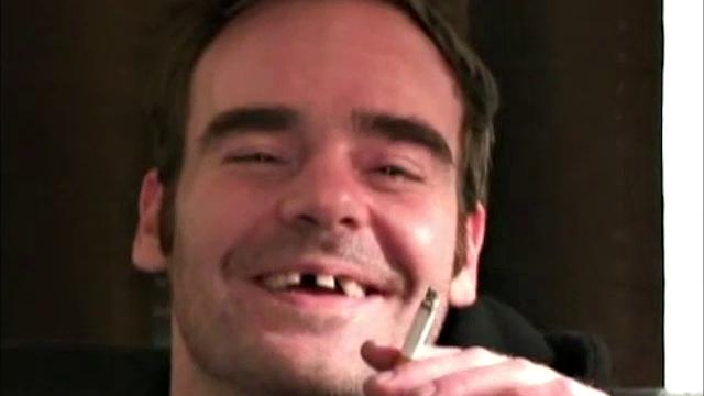 брутальный рекс дрочит толстый член и обильно кончает