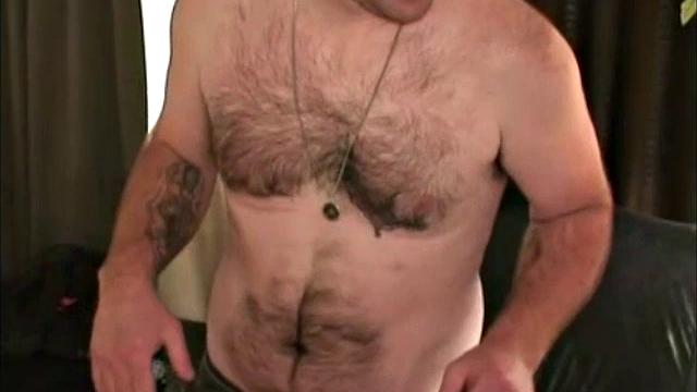 брутальный рекс дрочит толстый член и обильно кончает