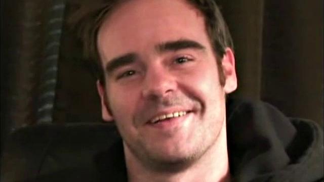 брутальный рекс дрочит толстый член и обильно кончает