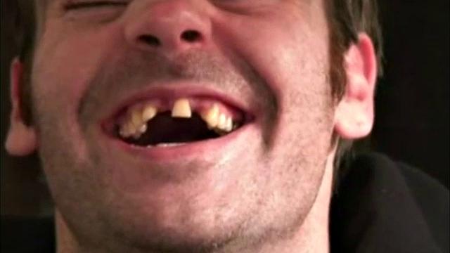 брутальный рекс дрочит толстый член и обильно кончает