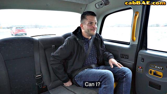 Пышная зрелая красотка трахается в такси с наслаждением.