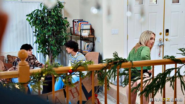 Папаша показал, как угощать гостей своим добром - Эшлин не растерялась и отдалась по полной в анал отцу своего парня, а тот заценил подарок и щедро отблагодарил спермой в лицо.