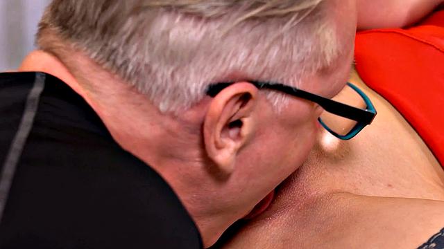 Blonde makes move on boyfriend's old daddy