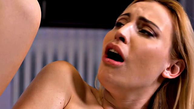 Blonde makes move on boyfriend's old daddy