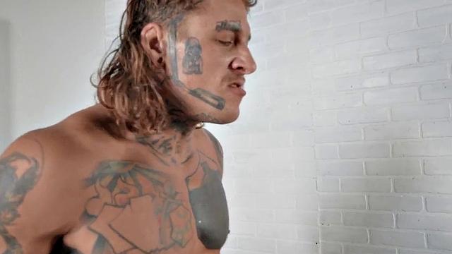 Dominant tattooed jock fucks deepthroating bottom