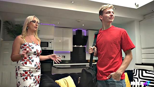 Зрелая хозяйка снимает комнату и устраивает жаркую ночь с гостем в airbnb.