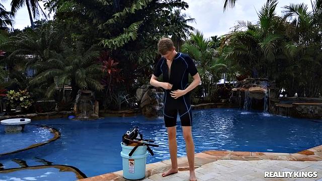 Габриэла Лопес зовёт соседа и даёт ему свою мокрую киску у бассейна