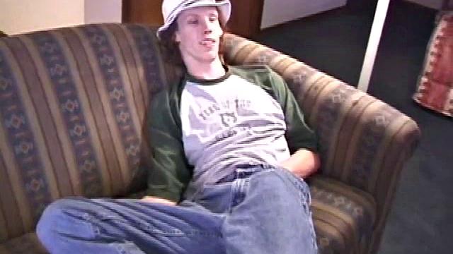 RJ Davis дрочит и трахается фиолетовым дилдо на диване