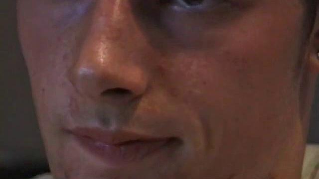 Скейтер Винс яростно дрочит