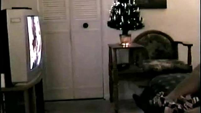 Смотри, как Полли дрочит свой член и кончает на камеру