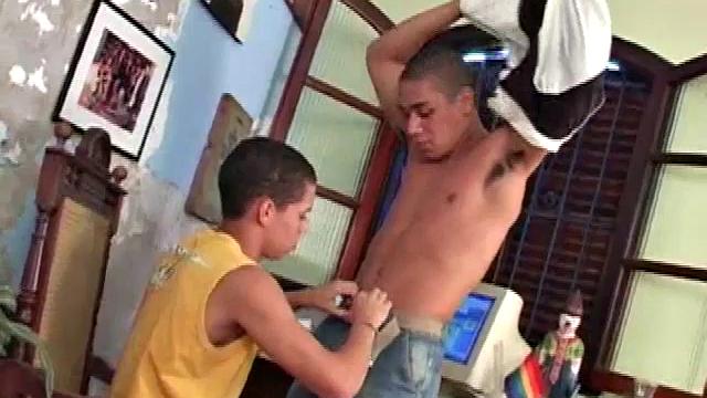 Youthful Latino, Jeferson Garces, gets home and tries to work on his computer, but he has problems. He calls Manuel Jacques to help him.