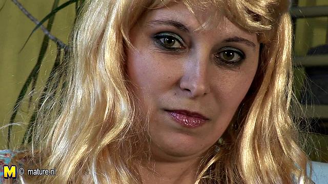 Смотри, как Мэт Соло ласкает свою зрелую киску на диване