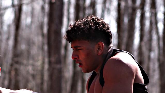 Качок забыл про штангу и загружает задницу по полной