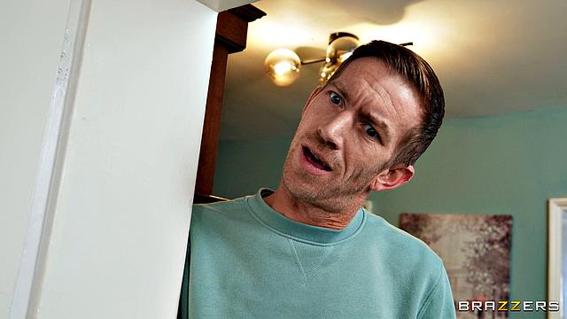 находит его запас спермы и сразу кидается в бой