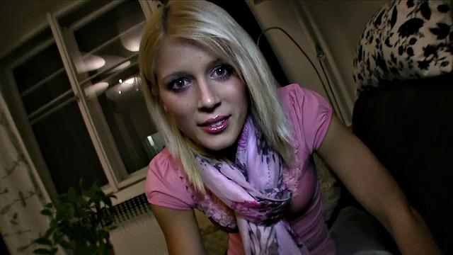 смотри, как улыбчивая блондинка в футболке получает жёстко на кухне