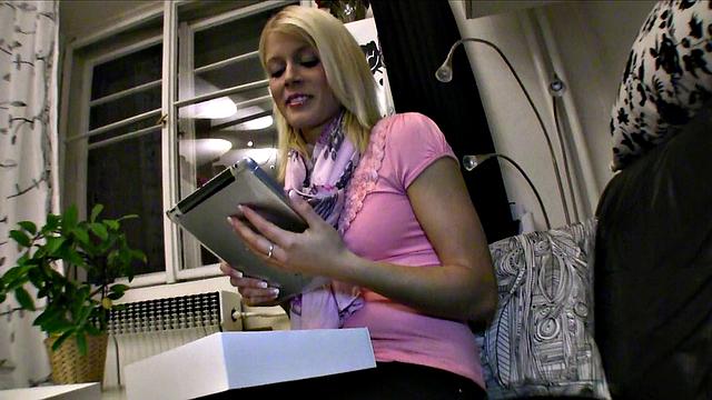 смотри, как улыбчивая блондинка в футболке получает жёстко на кухне