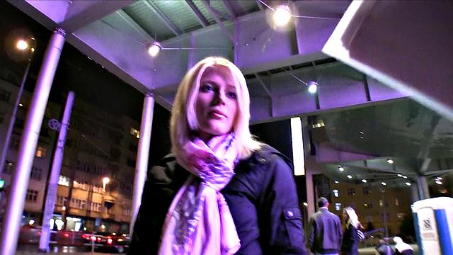 смотри, как улыбчивая блондинка в футболке получает жёстко на кухне