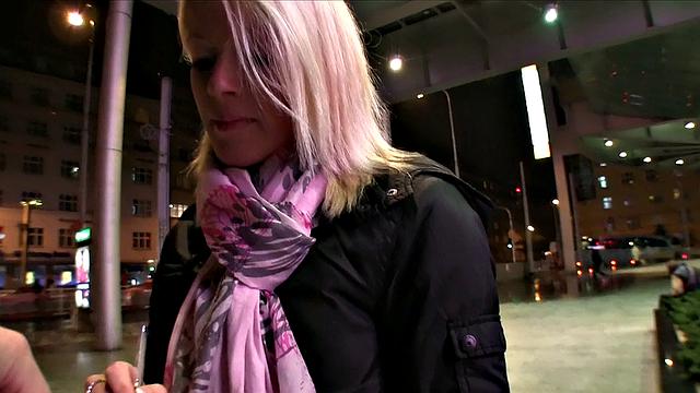 смотри, как улыбчивая блондинка в футболке получает жёстко на кухне