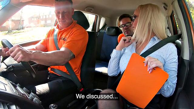 английская инструкторша с большими сиськами сквиртит в машине