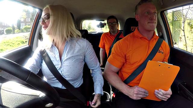 английская инструкторша с большими сиськами сквиртит в машине